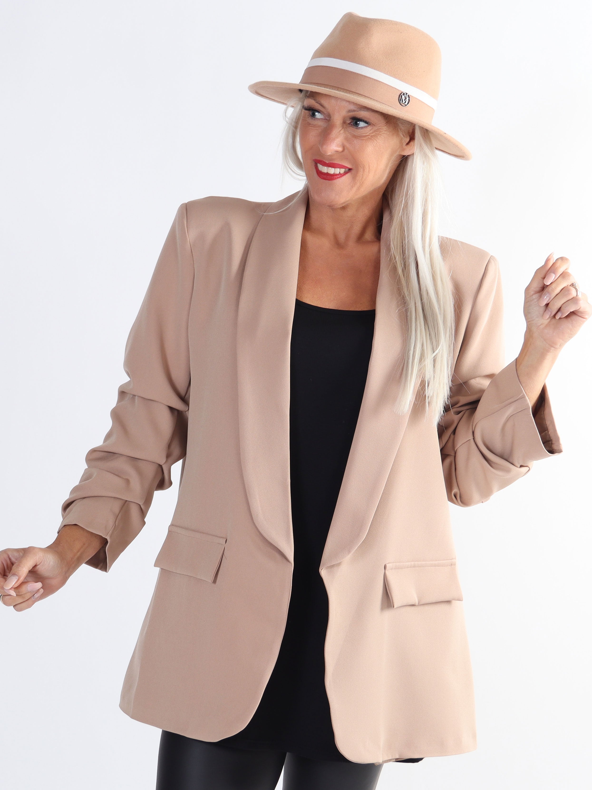 Mila - Stilren blazer med rynk på ærmet